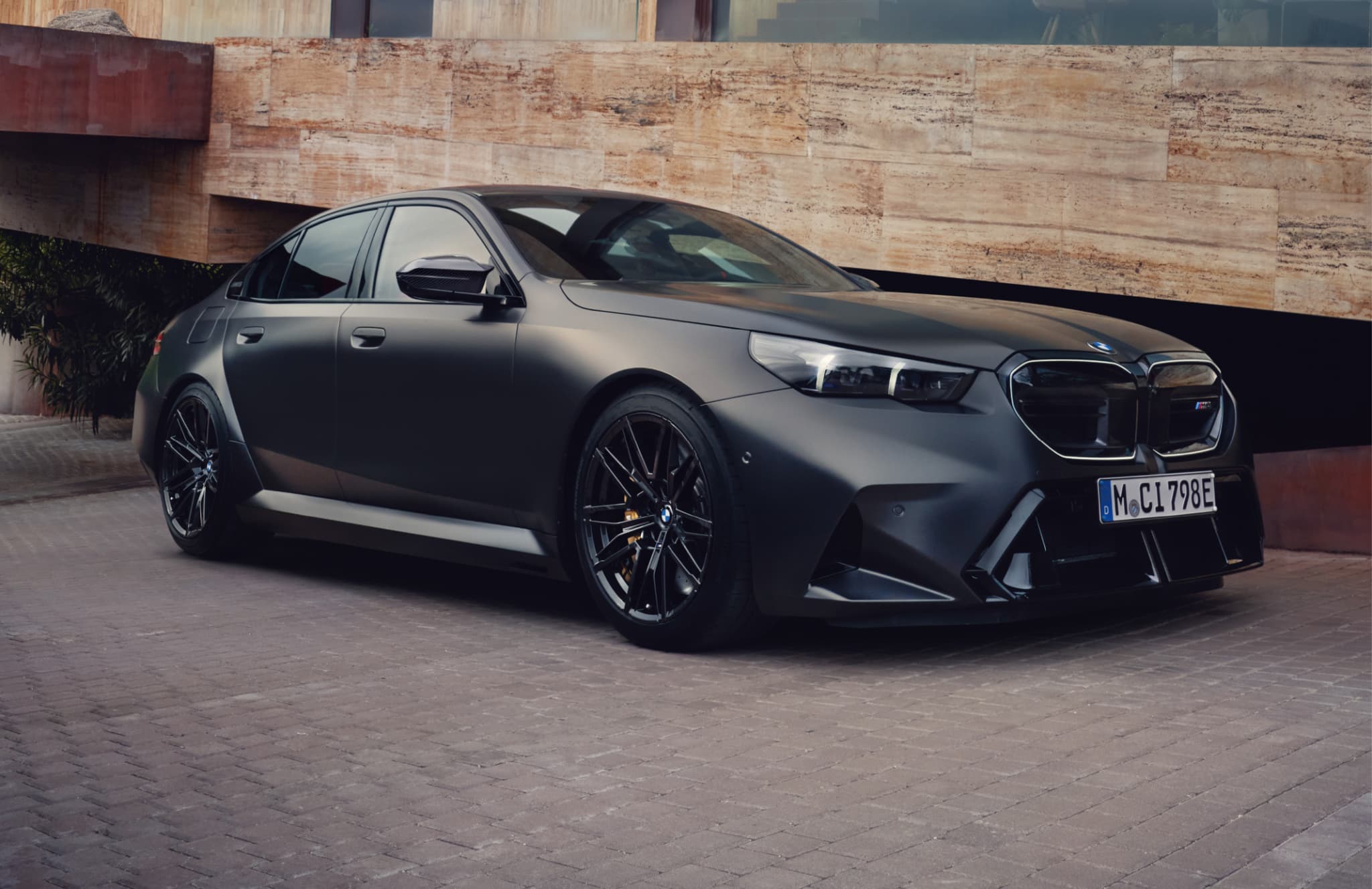【BMW M5】モータースポーツという極限の世界で鍛え抜かれた最高峰のエンジニアリングとイノベーションへの情熱が結実した、究極のハイブリッド・スポーツ