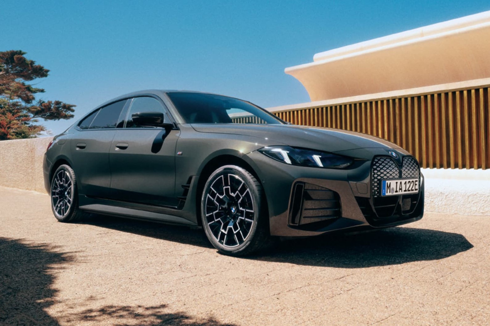 【BMW i4】優美なオーラを放ちながら、電気のパワーでダイナミックに駆けぬける。ドライビングの忘れがたい余韻と、さらなる走りへの情熱を高める。