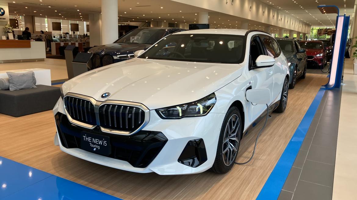 BMW i5 ツーリング